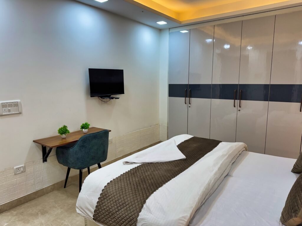 Hotels vs Service Apartments in Gurgaon: Which One is Right for You?